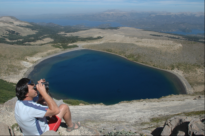 La laguna en el cráter del volcán Batea Mahuida.