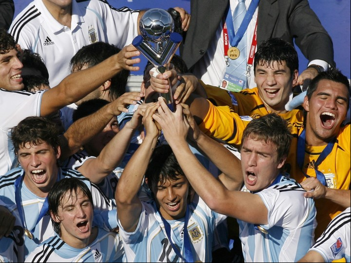 El Kun Agüero con la copa del mundo en Canadá 2007. (Reuter)