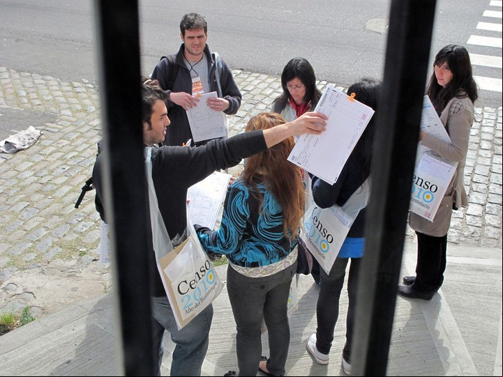 Listos para comenzar. Un grupo de censistas antes de comenzar el relevamiento en 2010. Foto Archivo Clarín