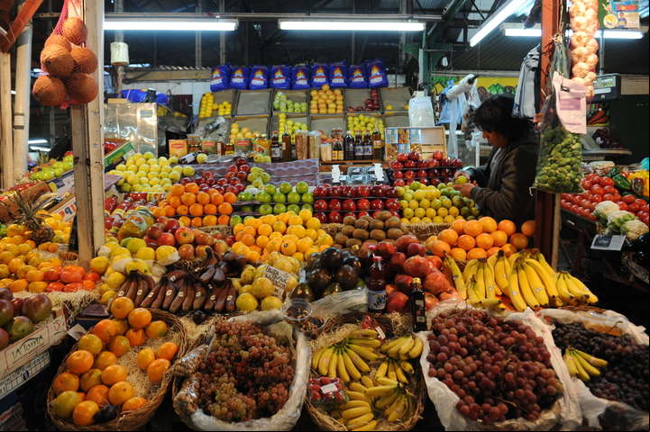 Sabores y colores. En uno de los puestos del Mercado de San Telmo. / Archivo Clarín