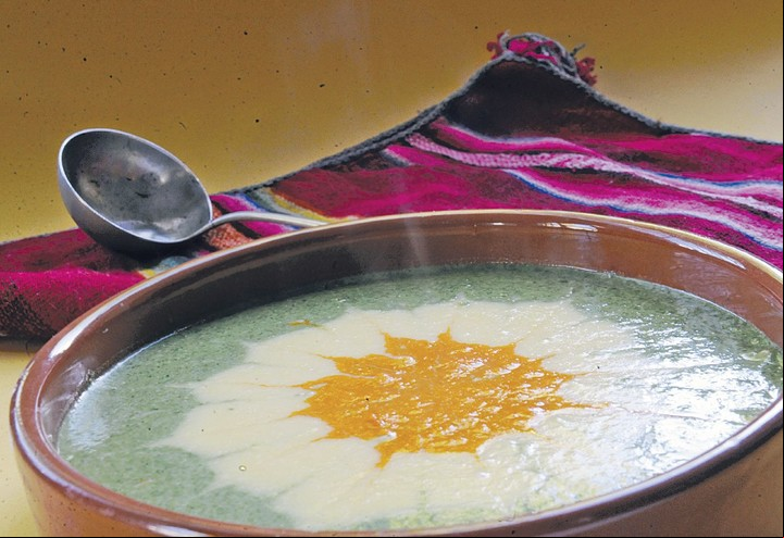 Sopa crema de espinaca, choclo y morrón colorado.