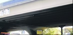 El artista detrás de las misteriosas frases del puente de Juan B. Justo