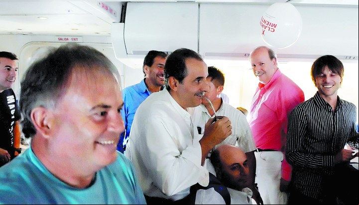 Moreno fue en visita oficial a Angola y con fondos del estado compró cotillón para lanzar una campaña contra Clarín.