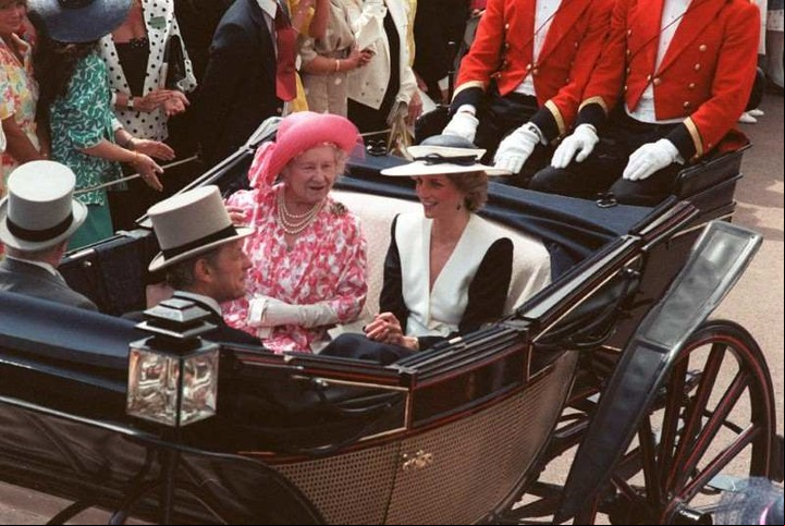 Lady Di junto a la Reina Isabel II en su cumpleaños, en 1986. (Foto: AP)