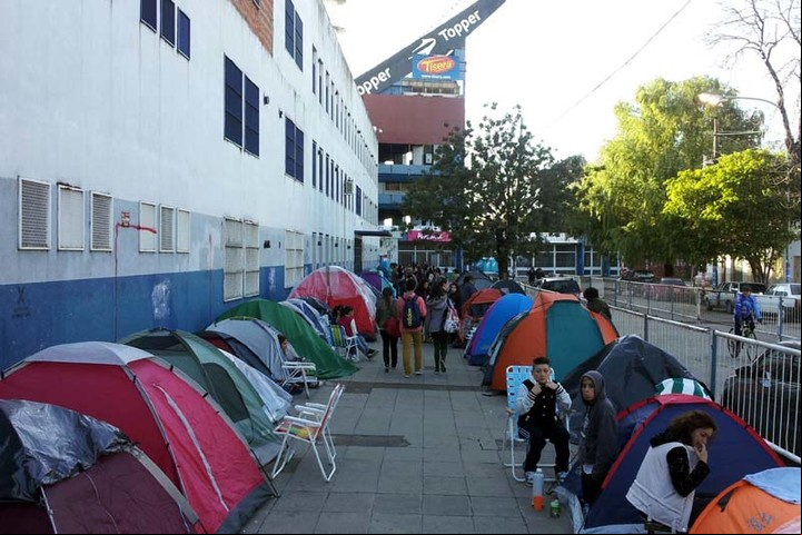 Los alrededores del estadio de Velez quedaron invadidos por el acampe de las fanáticas de One Direction. (Gustavo Ortiz)