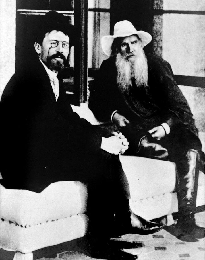 Reunión cumbre en 1901. León Tolstoi (der.) junto al también escritor Anton Chéjov.