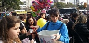 Para alentar a la Selección, reparten helado gratis en el Centro