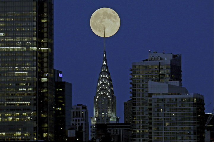 Chrysler. La torre neoyorquina, justo bajo la luna llena. / EFE