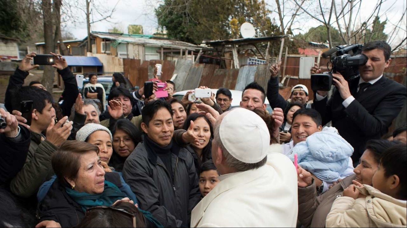 El papa Francisco visita por sorpresa un barrio humilde de Roma. Foto: AFP