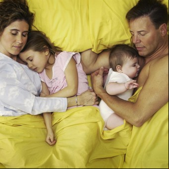 ¿Es bueno dormir con los hijos? El colecho, de la TV a tu casa