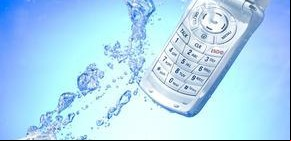 Consejos para revivir tu celular si se cae al agua 