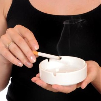 El cigarrillo impacta el doble en las arterias femeninas 