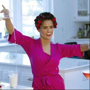 Salma Hayek, en bata y rulos, para promover la leche