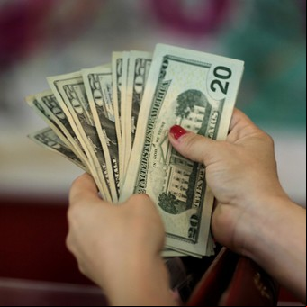 Finanzas: ¿Sos una mujer “colador” o “esponja”?