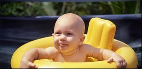 Los beneficios de la natación en los bebés y niños pequeños
