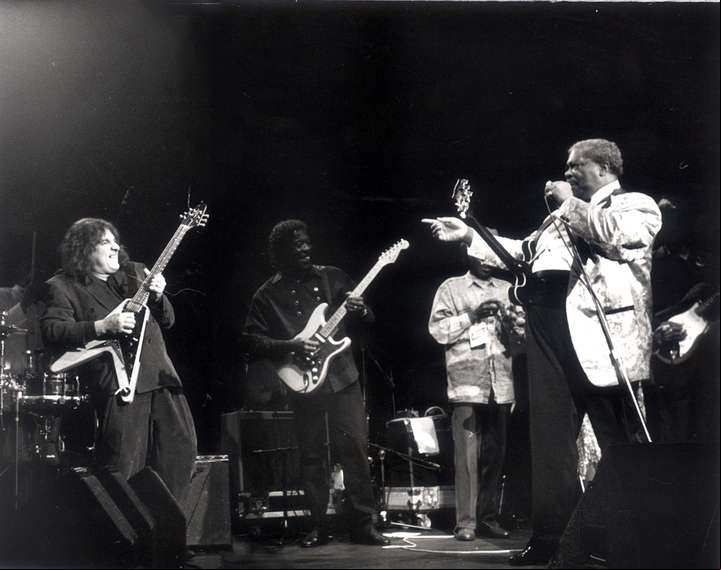 La toma general de Pappo junto a B.B King y un seleccionado de grandes blos en el Madison Square Garden,. Archivo Clarín.