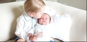 Difunden las primeras fotos de la princesa Charlotte junto a su hermano George