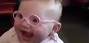 La reacción de una beba al ver a sus padres por primera vez