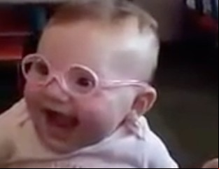 La reacción de una beba al ver a sus padres por primera vez