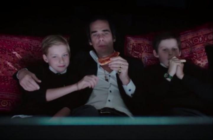 Nick Cave y sus hijos mellizos Arthur y Earle.