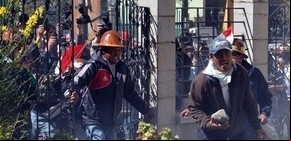 Mineros chocan con polícías y 8 ministros escapan por los techos en Bolivia