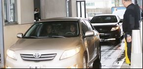 Ola de críticas a Scioli por viajar en medio de las inundaciones