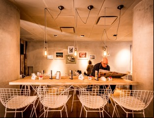 Tendencia gourmet: Madera y texturas para una panadería con sabor a hogar