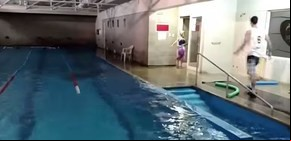 Una pileta desborda en pleno terremoto en Chile