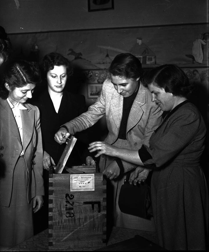 En el primer comicio en que participaron las mujeres fue reelecto Juan Domingo Perdón (Archivo Clarín).
