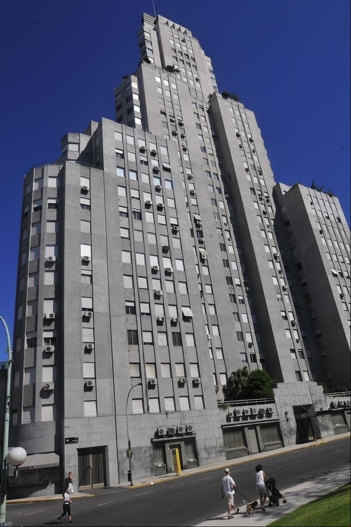 Moderno. El edificio Kavanagh, 120 metros escalonados de hormigón armado. Es de 1936./ Archivo Clarín