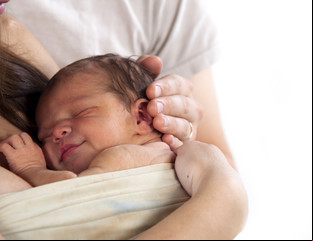 Un abrazo de vida: el o piel a piel impulsa el crecimiento de los bebés prematuros