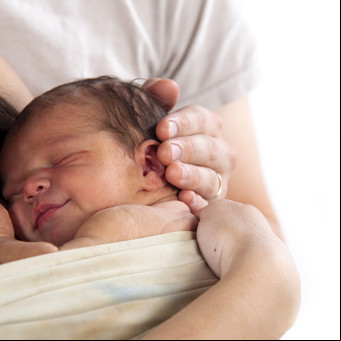 Un abrazo de vida: el o piel a piel impulsa el crecimiento de los bebés prematuros