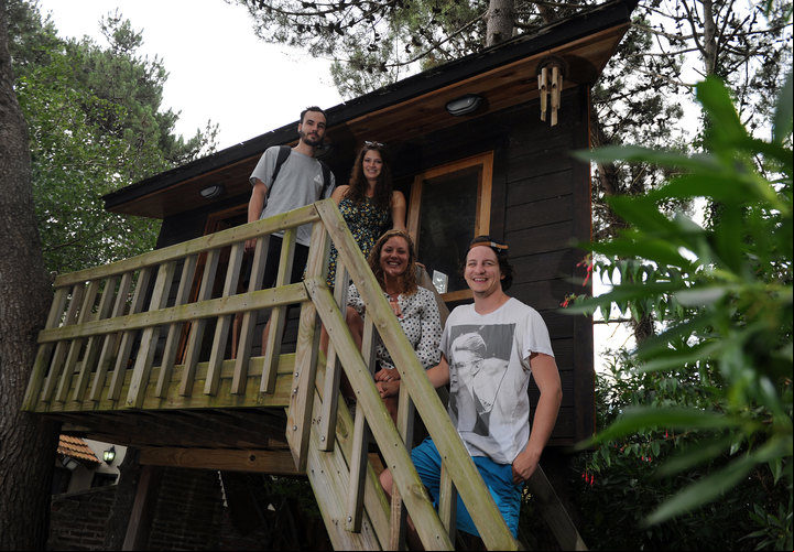 La casa del árbol. Hugo Bravo la construyó para sus hijos en el fondo de su jardín y ahora es el techo de sus invitados “extranjeros”. FOTO: MARCELO CARROLL