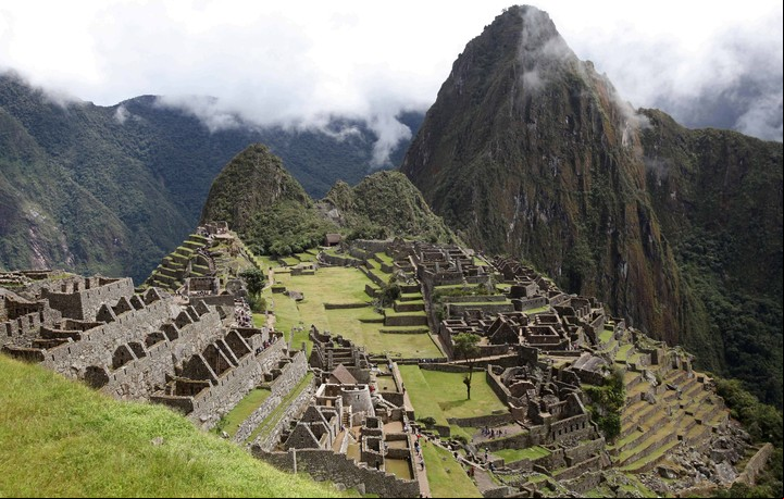 FILE - In this April 1, 2010, file photo,the citadel of Machu Picchu is seen during its reopening in Cuzco, Peru. This magnificent "lost city of the Incas" is cited by UNESCO on Thursday, Jan. 28, 2016, as beset by logging, poor waste management and agricultural incursion but hasn't been placed on its list of sites in danger. (AP Photo/Karel Navarro, File) peru vista machu pichu ciudad perdida de los incas patrimonio de la humanidad de la unesco