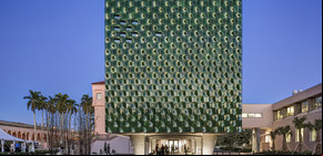 Machado y Silvetti crearon una enredadera color jade para albergar el arte oriental