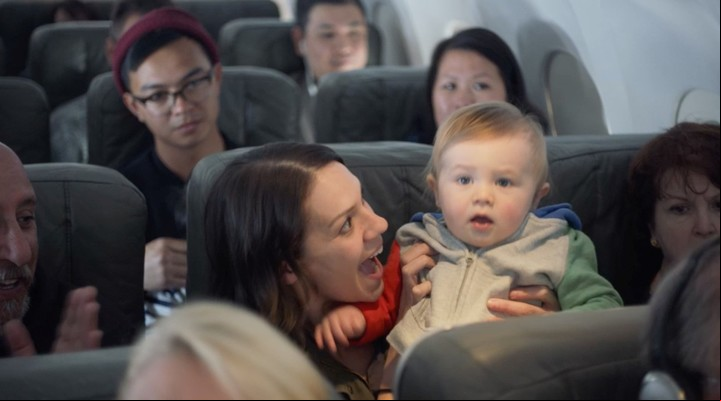 Para viajes en avión, tener a mano muda de ropa, algún juguetre y alimentos.