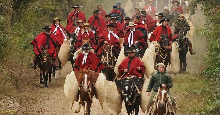 Cabalgata hacia la Horqueta en homenaje al héroe gaucho salteño general Martín Miguel de Güemes. / Archivo
