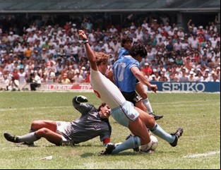 Maradona tiene quien le escriba: su gol historico ahora es novela