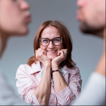 La mamitis, cuando tu mamá invade tu pareja