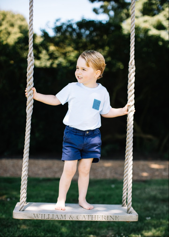 El principito George posa para su tercer cumpleaños./ afp
