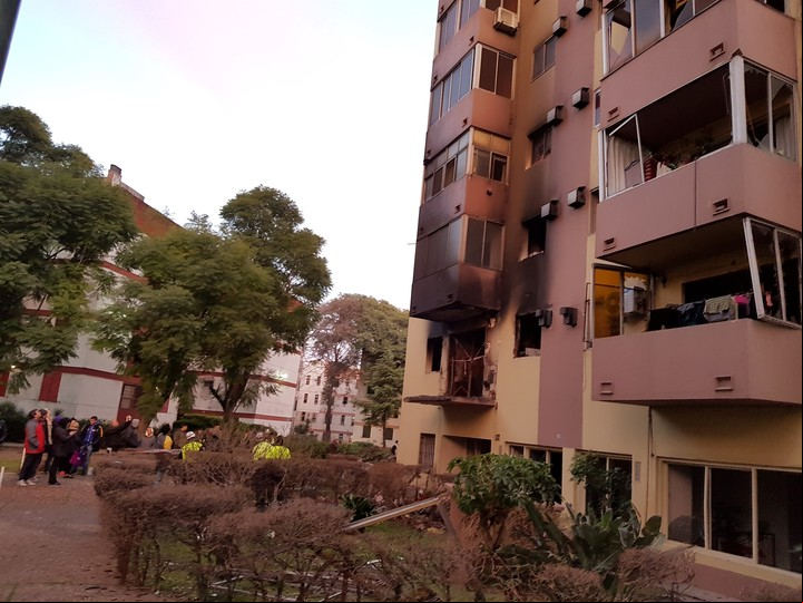 Los daños que dejó la explosión e incendio en el edificio de Flores. (Gustavo Ortiz)
