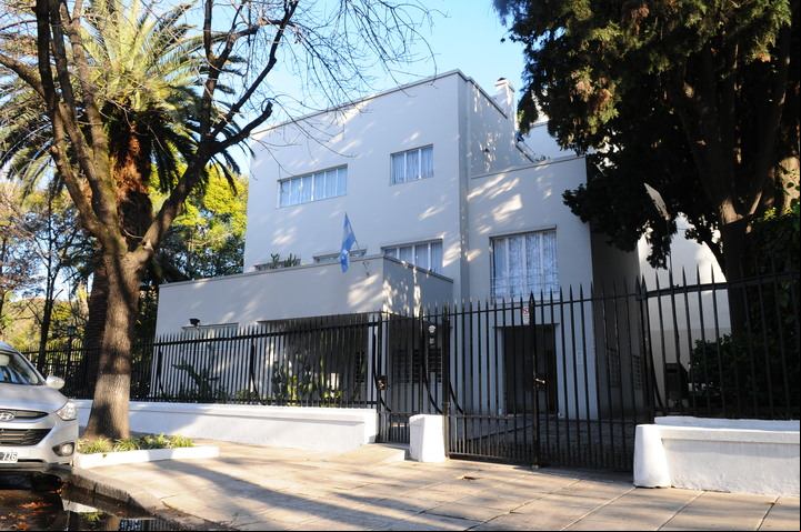 Pionera. La casa racionalista que mandó a hacer Victoria Ocampo en 1928, hoy sede de la Casa de la Cultura del Fondo Nacional de las Artes. / Maxi Failla