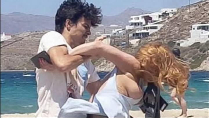 Lindsay Lohan peleando con su novio Egor Tarabasov, en una playa de Mikonos. Hay videos peores... Foto Archivo Clarín