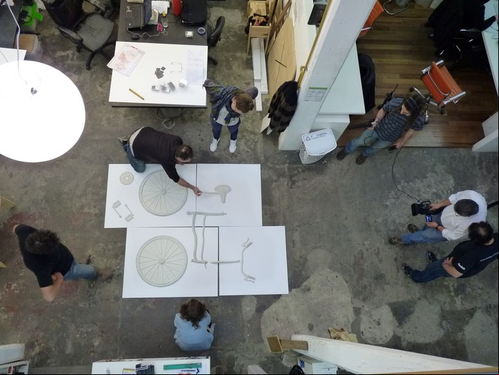 Documental "Monumento". La película muestra cómo los arquitectos Nielsen y Marsiglia armaron las piezas del memorial.
