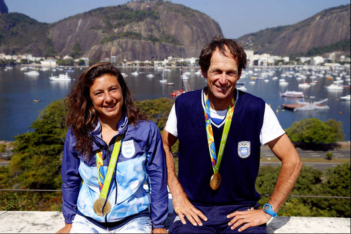Santiago Lange y Cecilia Carranza posan con la medalla de oro en Rio 2016.
Foto Maxi Failla