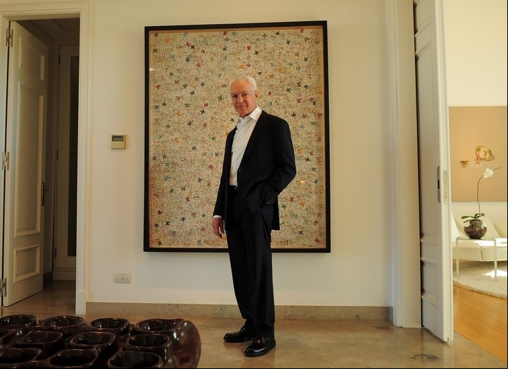 Eduardo Costantini junto a los cuadros de su casa. Foto de Julio Juárez.