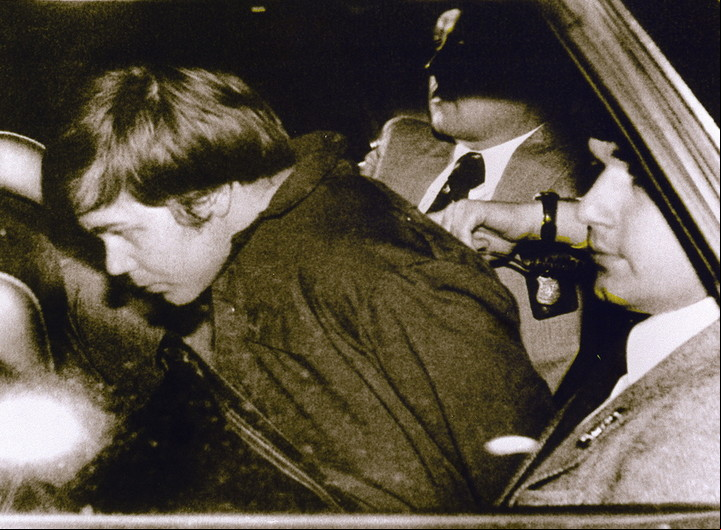 Hinckley es conducido a tribunales, tras intentar asesinar a Reagan en Washington. Foto: AFP