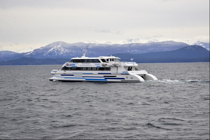 La travesía une Bariloche y Puerto Varas en un recorrido en catamarán entre bosques, montañas y volcanes. Un paseo con paisajes soñandos Se pasa de Bariloche a Puerto Varas navegando los lagos de ambos países (Turisur)