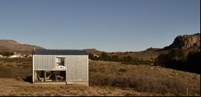 Un rancho elemental en medio de la estepa patagónica