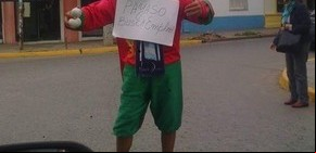 Se disfrazó de payaso para buscar trabajo y lo consiguió